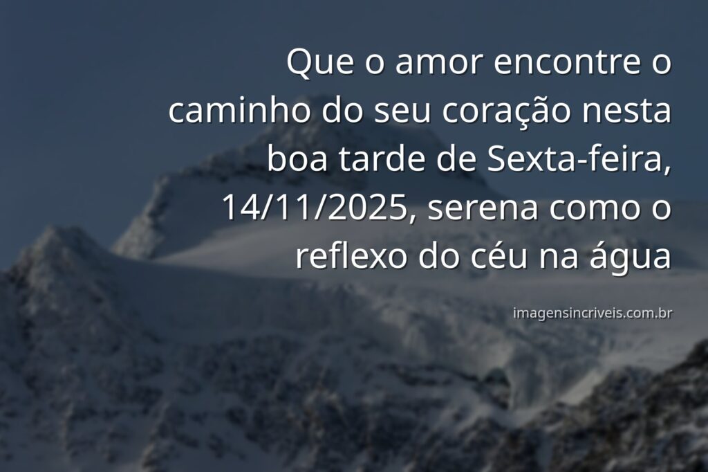 Céu crepuscular com tons de rosa e laranja refletido sobre a superfície calma da água, evocando um sentimento de amor e tranquilidade.