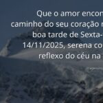 Céu crepuscular com tons de rosa e laranja refletido sobre a superfície calma da água, evocando um sentimento de amor e tranquilidade.