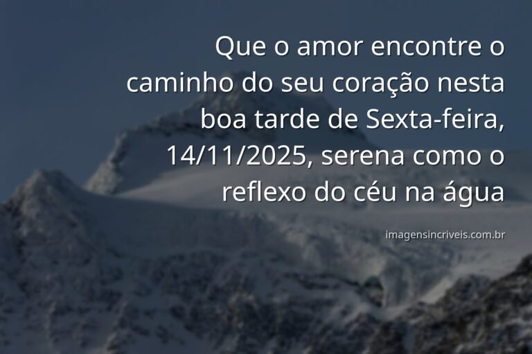 Céu crepuscular com tons de rosa e laranja refletido sobre a superfície calma da água, evocando um sentimento de amor e tranquilidade.