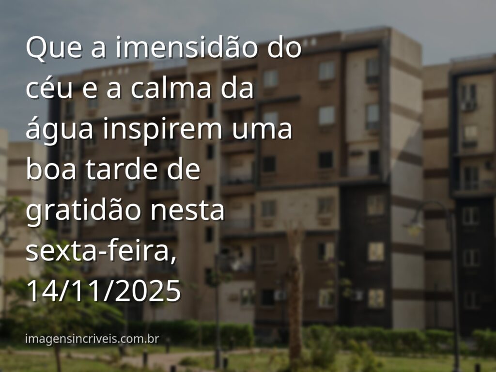 Céu alaranjado do entardecer refletido em um lago sereno, evocando sentimentos de paz e gratidão pela natureza.