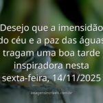 Céu azul com nuvens brancas se refletindo sobre a superfície calma da água, transmitindo um sentimento de paz e motivação.