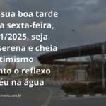 Céu azul com nuvens brancas refletido perfeitamente na superfície calma de um lago, inspirando otimismo e tranquilidade.