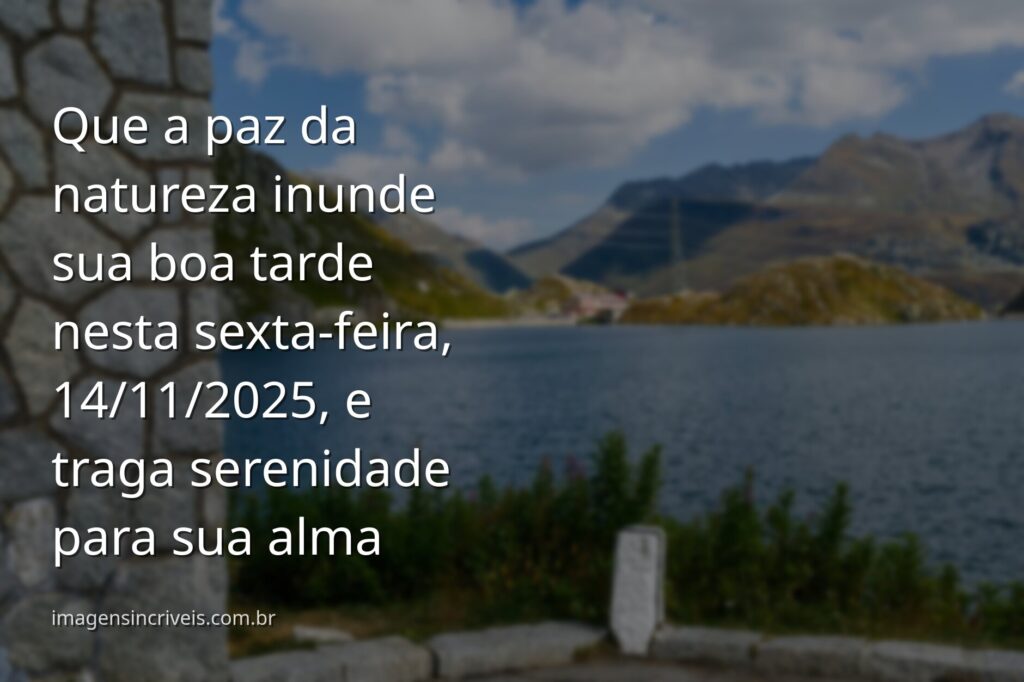 Paisagem serena com céu azul refletido em água calma, transmitindo a paz e a tranquilidade de uma tarde de sexta-feira.