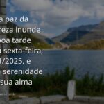 Paisagem serena com céu azul refletido em água calma, transmitindo a paz e a tranquilidade de uma tarde de sexta-feira.