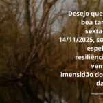 Céu amplo com nuvens suaves refletido sobre a superfície serena da água, transmitindo uma sensação de calma, força e resiliência.