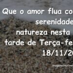 Céu azul com nuvens brancas refletido em águas calmas de um lago, transmitindo um sentimento de paz, amor e tranquilidade.