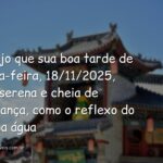 Paisagem serena com céu azul refletido em águas calmas, simbolizando a paz e a confiança de uma tarde tranquila.