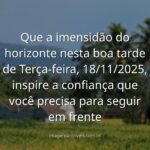 Céu vasto e azul sobre águas calmas, simbolizando a serenidade e a confiança inabalável em uma tarde inspiradora.