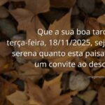 Paisagem serena com um lago espelhando o céu azul e nuvens brancas, transmitindo uma profunda sensação de paz e descanso.