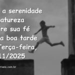 Céu alaranjado ao entardecer refletido em águas tranquilas, evocando um sentimento de paz, esperança e fé.