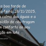 Céu sereno sobre um lago calmo ao entardecer, refletindo um sentimento de paz, saudade e luto em um cenário natural.