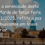 Céu azul com nuvens brancas refletido em um lago sereno, cercado por vegetação, evocando um sentimento de paz e reflexão.