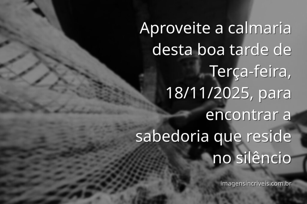 Céu azul com nuvens brancas se refletindo em água calma, transmitindo uma sensação de paz e sabedoria para a tarde.