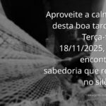 Céu azul com nuvens brancas se refletindo em água calma, transmitindo uma sensação de paz e sabedoria para a tarde.