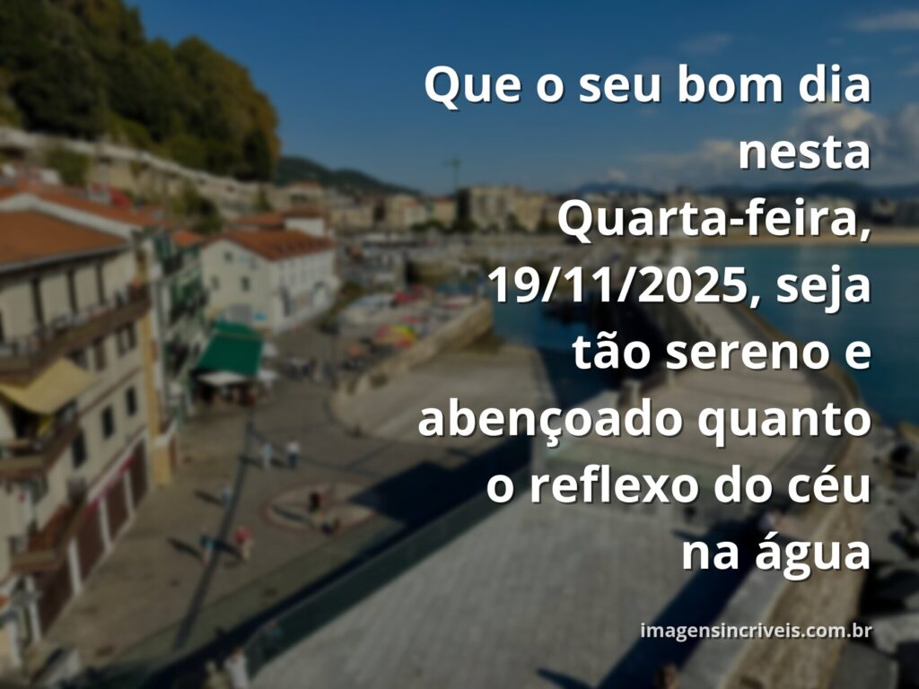 Céu claro e sereno refletido em águas calmas ao amanhecer, transmitindo a paz de uma manhã de quarta-feira abençoada.
