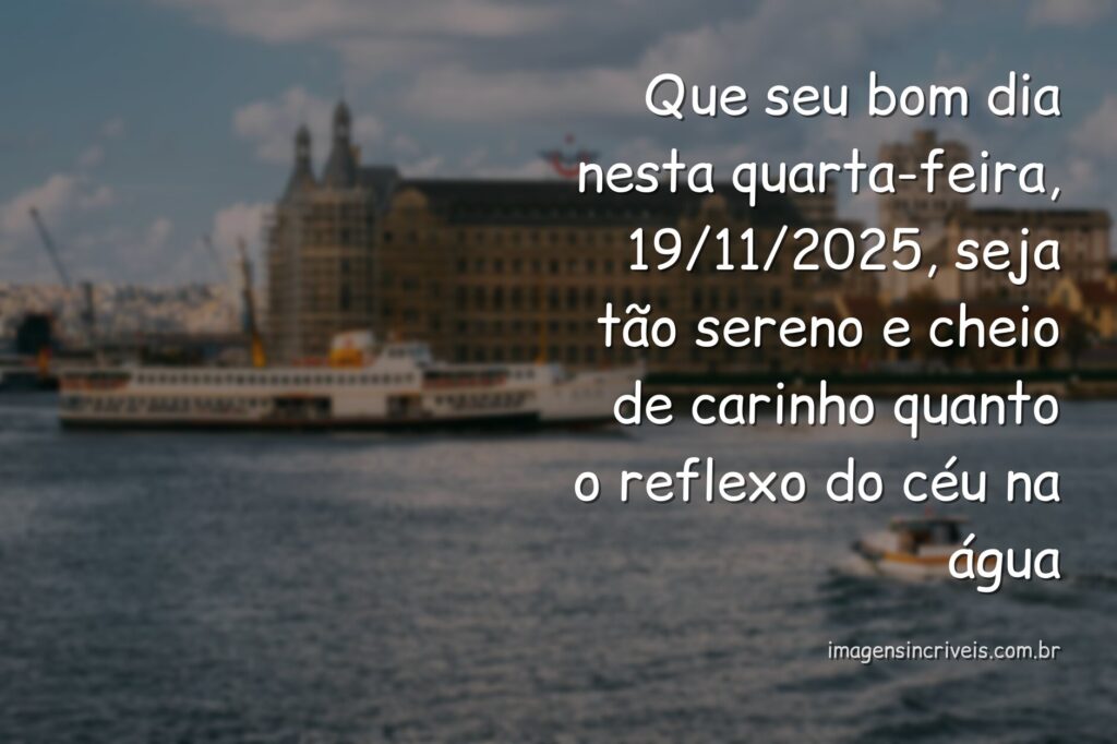 Céu sereno com nuvens suaves refletido na água calma de um lago ao amanhecer, transmitindo uma sensação de paz e carinho.