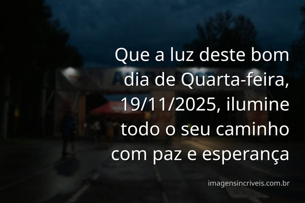 Nascer do sol sereno sobre um lago calmo, com o céu em tons dourados e azuis, refletindo a luz e a paz da manhã.