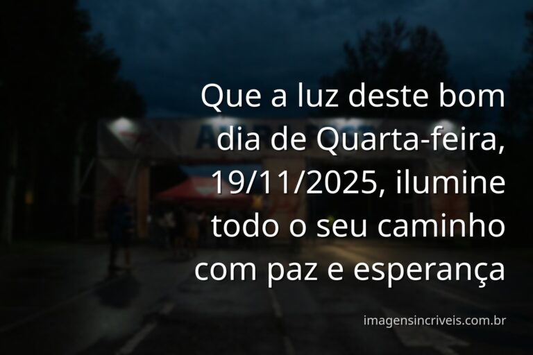 Nascer do sol sereno sobre um lago calmo, com o céu em tons dourados e azuis, refletindo a luz e a paz da manhã.