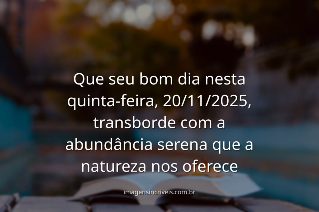 Paisagem serena com céu claro refletido em águas calmas, cercado por natureza exuberante, evocando sentimentos de paz e abundância.