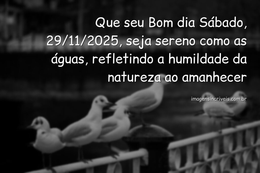 Céu sereno com tons de nascer do sol refletido sobre um lago calmo, transmitindo a paz e a humildade de um novo sábado.