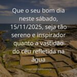 Paisagem serena de um lago ao amanhecer, com céu azul e nuvens brancas refletidas na água, transmitindo paz e motivação.