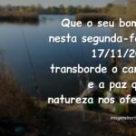 Céu sereno com nuvens suaves refletido na superfície calma da água, evocando um sentimento de paz e carinho.