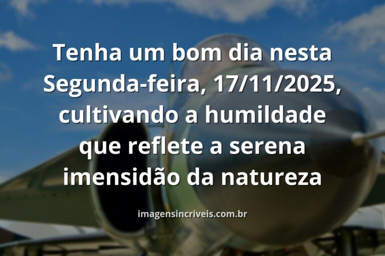 Paisagem serena de um lago ao amanhecer com céu azul e nuvens, transmitindo paz e a reflexão sobre a humildade no começo da semana.