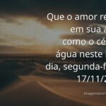 Céu sereno ao amanhecer refletido em um lago calmo, evocando um sentimento de paz, amor e recomeço.