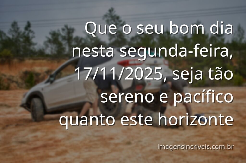 Paisagem serena ao amanhecer com céu claro refletido em águas calmas, transmitindo a paz de um bom começo de semana.