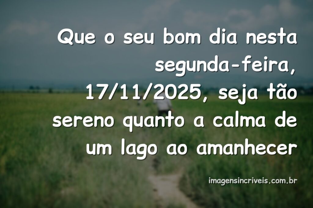 Paisagem serena de um lago calmo refletindo um céu de tons suaves ao nascer do sol, transmitindo paz e tranquilidade.