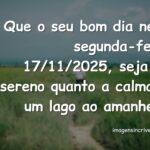 Paisagem serena de um lago calmo refletindo um céu de tons suaves ao nascer do sol, transmitindo paz e tranquilidade.