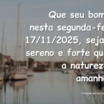 Nascer do sol sobre um lago calmo com céu azul e nuvens, transmitindo uma sensação de força e serenidade para o começo da semana.