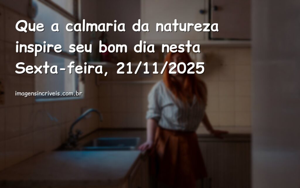 Céu limpo da manhã refletindo sobre um lago de águas tranquilas, com vegetação suave ao redor, transmitindo paz e serenidade.