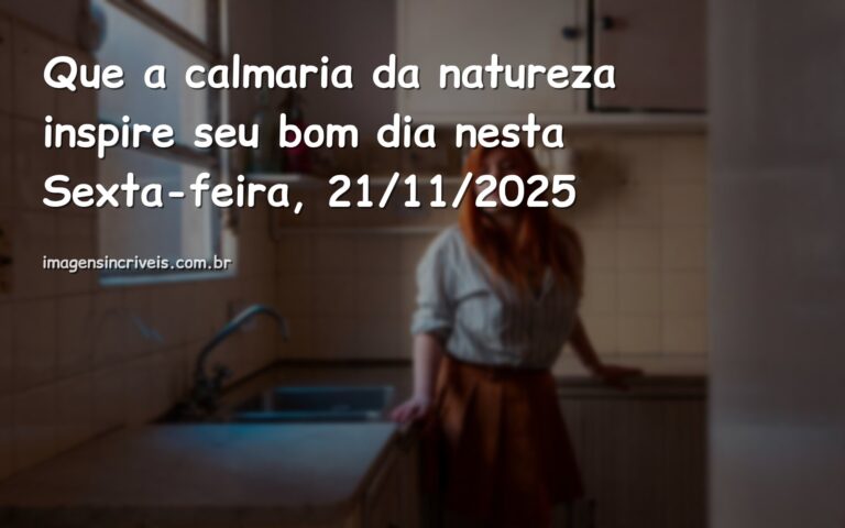 Céu limpo da manhã refletindo sobre um lago de águas tranquilas, com vegetação suave ao redor, transmitindo paz e serenidade.