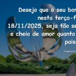 Paisagem serena de um lago ao amanhecer, com céu em tons suaves refletido na água calma, transmitindo um sentimento de amor e paz.