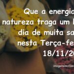 Paisagem serena de um lago com céu azul refletido na água, inspirando paz e um bom dia de saúde e bem-estar.