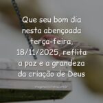 Amanhecer sereno sobre um lago calmo, com o céu em tons suaves refletido na água, evocando paz e esperança cristã.