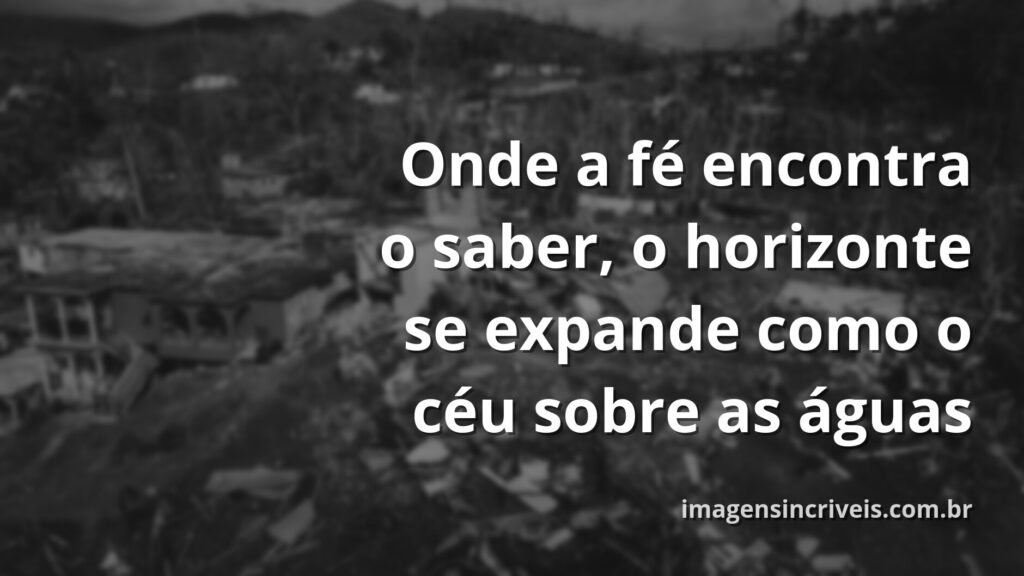 Céu vasto e sereno refletido em águas calmas, evocando a paz e a esperança que a fé e a alfabetização trazem ao expandir horizontes.
