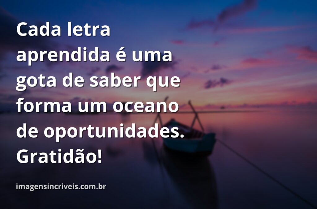 Céu azul com nuvens brancas refletido em um lago sereno, cercado por vegetação. A cena inspira paz e a imensidão do conhecimento.