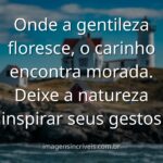 Céu azul com nuvens brancas se refletindo perfeitamente na água calma de um lago, transmitindo a paz e a serenidade do carinho.