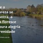 Paisagem serena de um lago cristalino refletindo um céu vasto com nuvens suaves, transmitindo uma sensação de paz e alegria pela vida.
