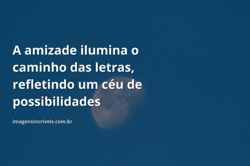 Céu azul com nuvens brancas refletido perfeitamente sobre a água calma de um lago, simbolizando a clareza e a paz que a amizade traz à leitura.