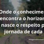 Um vasto corpo de água calma reflete um céu sereno ao pôr do sol, transmitindo paz, imensidão e o respeito pelo conhecimento.