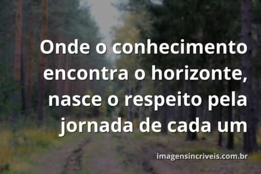 Um vasto corpo de água calma reflete um céu sereno ao pôr do sol, transmitindo paz, imensidão e o respeito pelo conhecimento.
