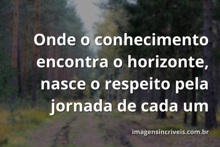 Um vasto corpo de água calma reflete um céu sereno ao pôr do sol, transmitindo paz, imensidão e o respeito pelo conhecimento.