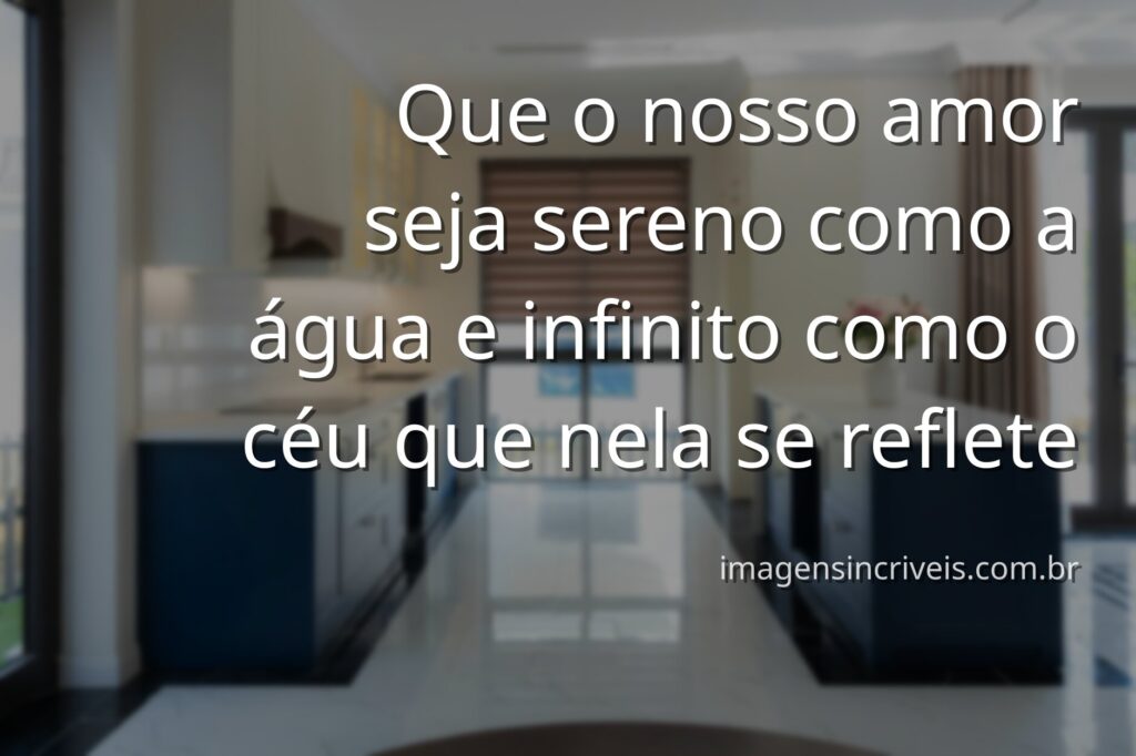 Céu azul com nuvens brancas se refletindo perfeitamente em um lago calmo, cercado por natureza verde, evocando um sentimento de paz e amor.