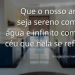 Céu azul com nuvens brancas se refletindo perfeitamente em um lago calmo, cercado por natureza verde, evocando um sentimento de paz e amor.