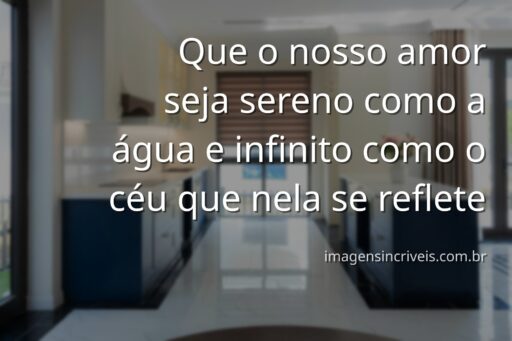 Céu azul com nuvens brancas se refletindo perfeitamente em um lago calmo, cercado por natureza verde, evocando um sentimento de paz e amor.