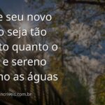 Céu azul e límpido refletido em águas calmas de um lago, com montanhas ao fundo, evocando paz e renovação de aniversário.