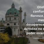 Céu vasto e água calma refletindo a luz, transmitindo paz e a serenidade da autoconfiança interior.